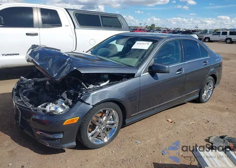 2013 Mercedes-Benz C 300 Luxury 4Matic/Sport 4Matic z USA, uszkodzony, nr VIN WDDGF8AB2DR271659